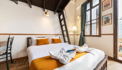 Queen Room with Private External Bathroom 