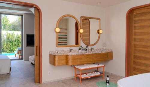 Deluxe King Suite