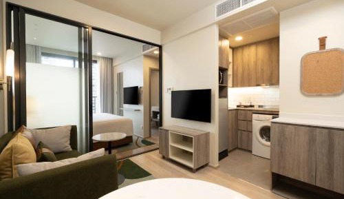 One-Bedroom Suite with Kitchen and Balcony