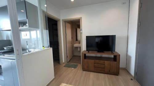Deluxe One-Bedroom Apartment