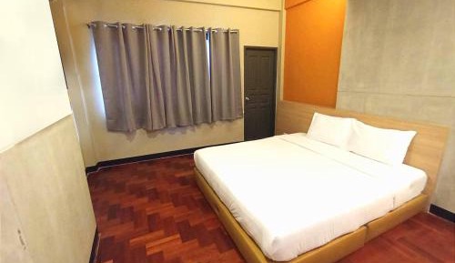 Queen Room with Shared Bathroom