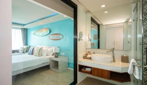 Deluxe King Room with Sea View - Non-Smoking
