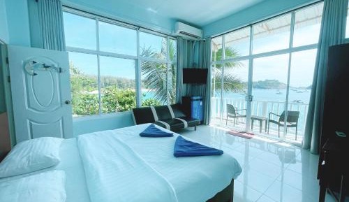 Deluxe Double Room with Side Sea View
