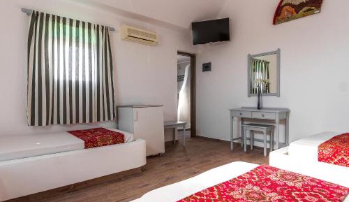 Superior Quadruple Room with Caldera View