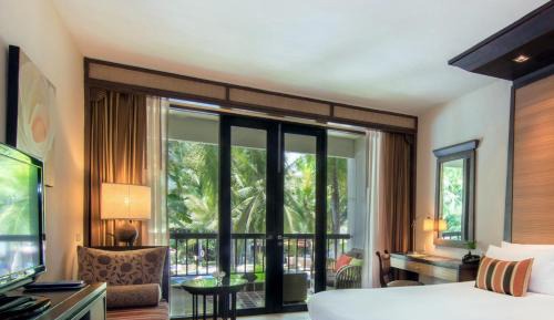 Tropical Deluxe Pool Twin Bed