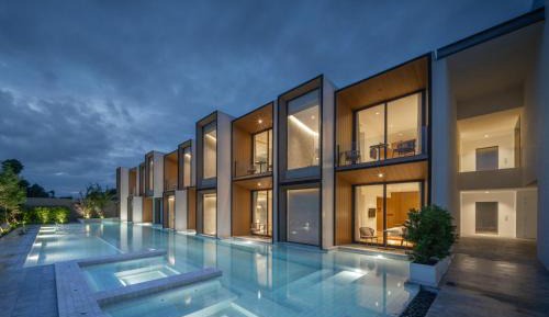 Grand Deluxe with Pool Access