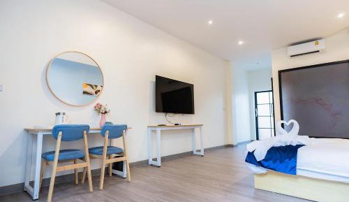 Queen Room with Pool View