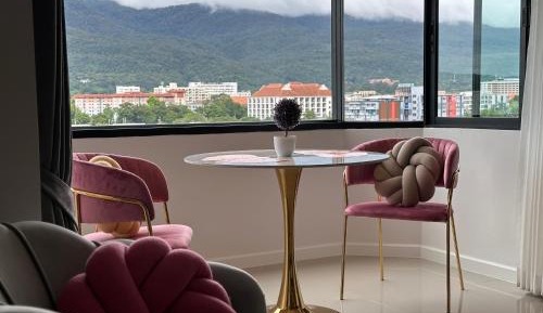 Apartment with Mountain View