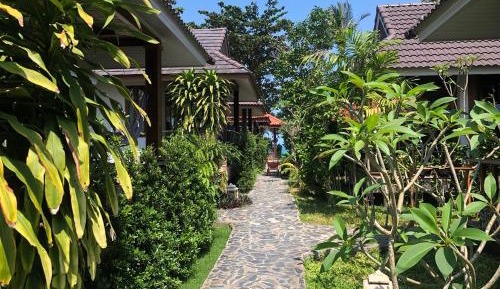 Deluxe Bungalow with Bathtub and Garden view
