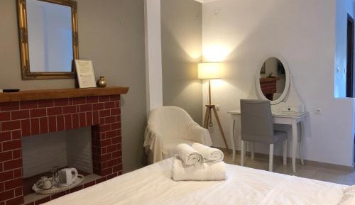 Deluxe Double Room (2 Adults + 1 Child)