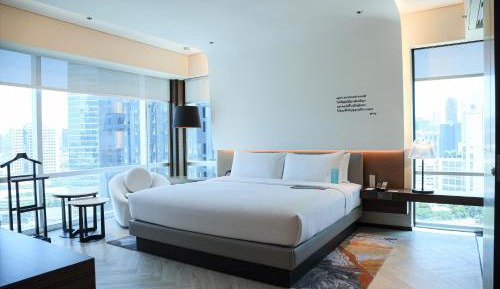 Suite, 1 King, Corner room                               