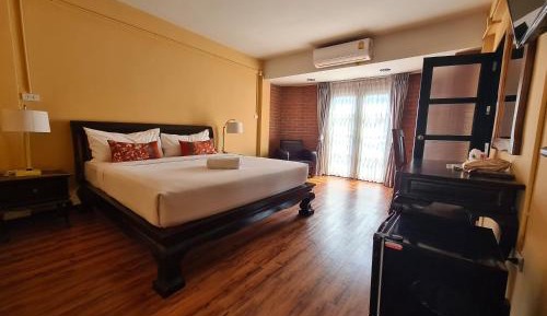 Deluxe Double Room with Private Bathroom