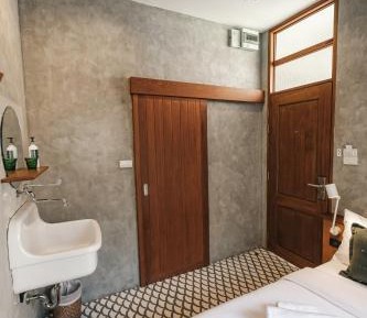 Queen Room with Pool View