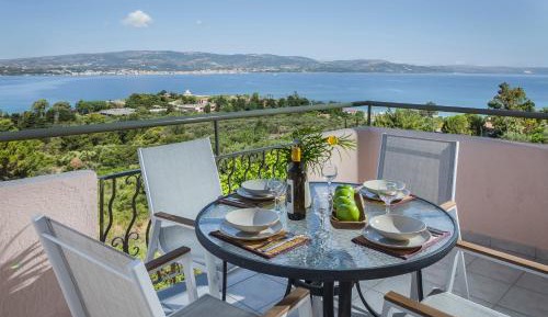 Family Two Bedroom Apartment with Sea View