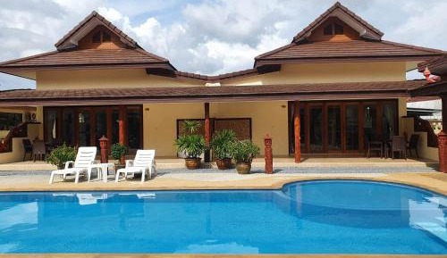 Apartment with Pool View 
