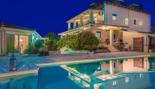 Villa with Garden View