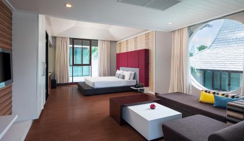 Deluxe King Room with Pool View