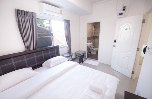 Wat Bowon Niwet Hotel | Nina Guesthouse