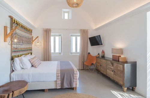 Pyrgos Apartment | Deluxe Suite Sea View Hot Tub - White Co