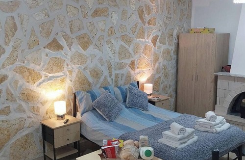 Petaleia Apartment | Lovely Studio in Strinilas With its own Pool