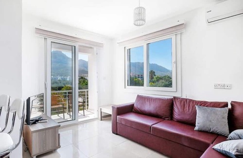 Zeytinlik Apartment | Flat w Pool and Balcony 4 min to Beach in Kyrenia