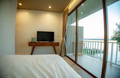 Bung Khong Long Hotel | Lake House Naka Cave