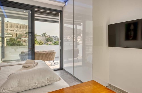 Makrigianni Apartment | Lux Deck Roof Apt at the Foothills of Acropolis w Breathtaking View