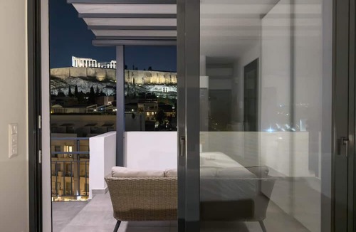 Makrigianni Apartment | Lux Deck Roof Apt at the Foothills of Acropolis w Breathtaking View