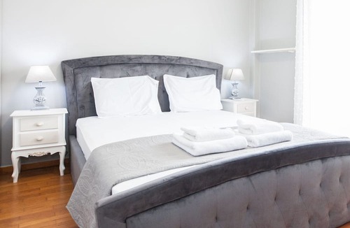 Galatsi Apartment | Modern apt with Increbilbe Athens Views