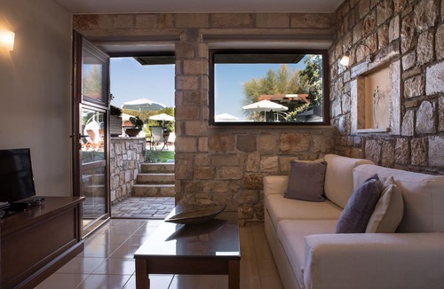 Assos-Lechaio Bed & Breakfast | ENALIO Suites