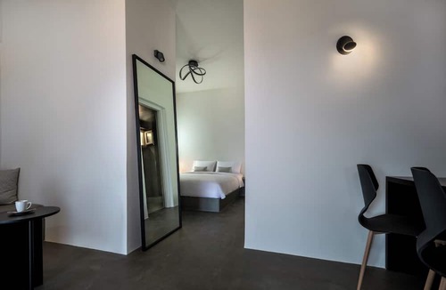 Kamari House | Colombos BeachFront