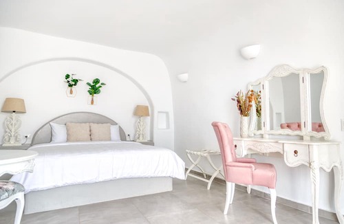 Oia House | Aris Caves