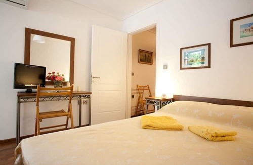 Elliniko-Argyroupoli House | Veggie Garden Athens B&B