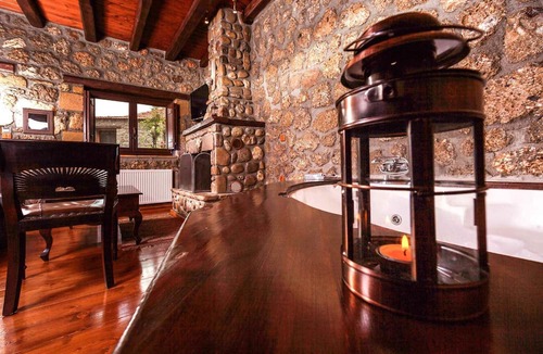 Synikia Mesi Trikalon Hotel | Pera Alonia Guest House
