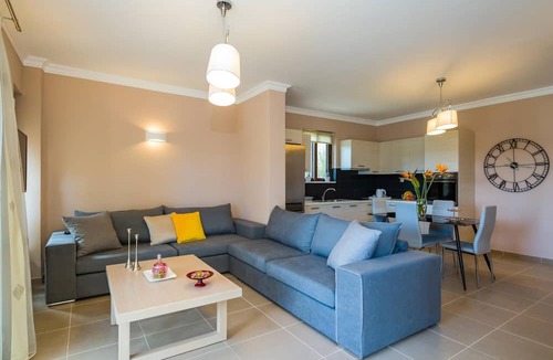 Kato Stalos House | Casa Leone Suites