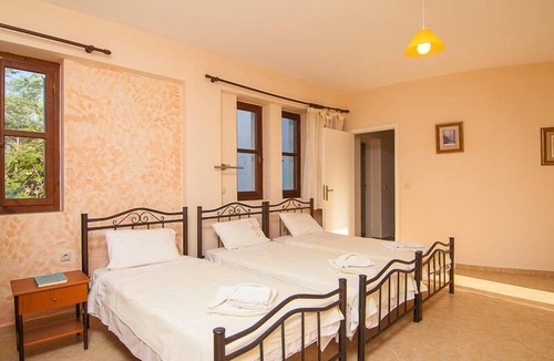 Agios Mamas Villa | Sarris Villa, Walking distance to taverna & mini market -Cool ambience