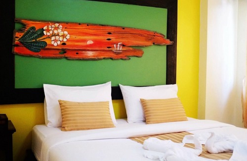Mae Ram Phueng House | The best 3-star hotel in Bang Saphan located right next to Mae Ram Phueng Beach
