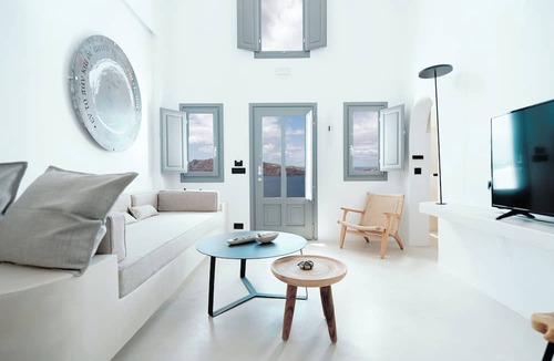 Oia Hotel | IKIES Santorini