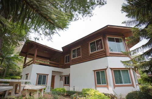 Khanong Phra Hotel | The Log Home Experience Khao Yai