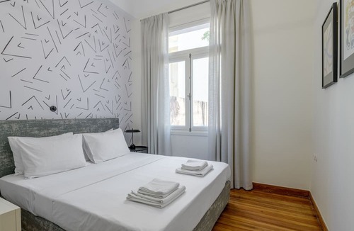 Plaka Apartment | 3Bdr Modern Design & Bright Interiors in Plaka