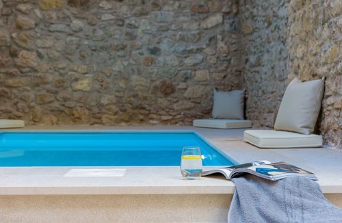 Plaka Apartment | Incomparable Plaka's Lux 2bdrm Apt w/Pvt Heated Pool