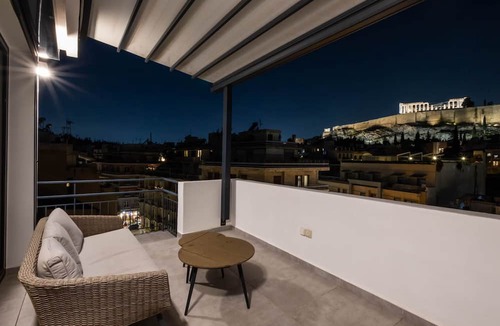 Makrigianni Apartment | Lux Deck Roof Apt at the Foothills of Acropolis w/Breathtaking view