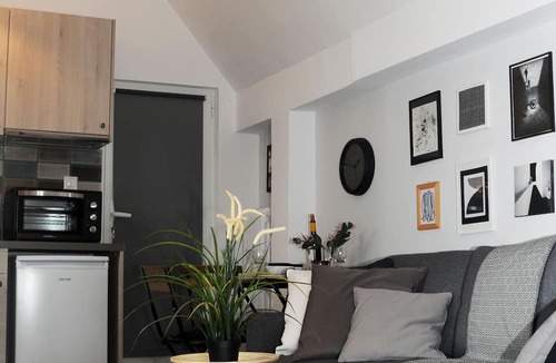 Exarhia Apartment | Top of the city Central studio with Acropolis View