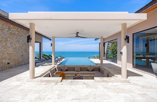 Maret Villa | Villa Awan-Tujuh 3BR with Private Infinity Pool