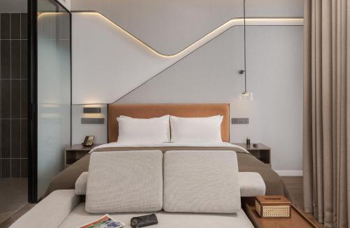 Chamkar Mon Hotel | Hotel Rooms, Suites & Residences with Stunning City Views at Bassac Signature