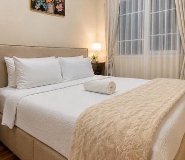 Tha Raeng Villa | 8 Bedroom Bangkok Family Home Sleeps 20 Near Safari World