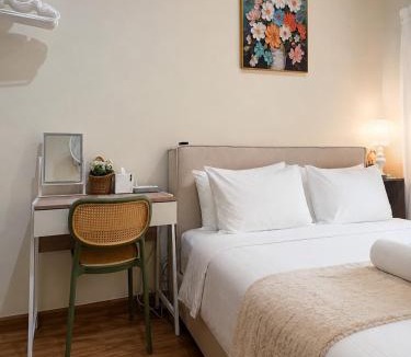 Tha Raeng Villa | 8 Bedroom Bangkok Family Home Sleeps 20 Near Safari World