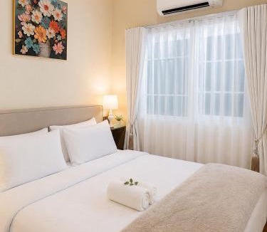 Tha Raeng Villa | 8 Bedroom Bangkok Family Home Sleeps 20 Near Safari World