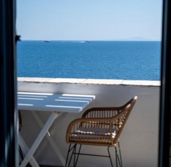 Exomvourgo Apartment | Sea view rooms in kardiani by TinosStay