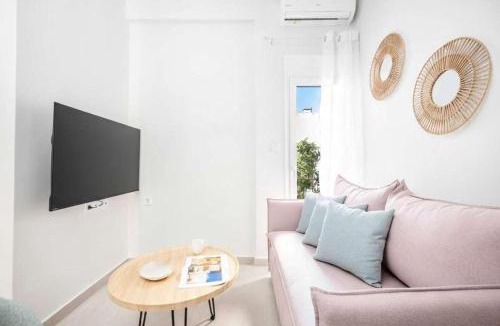 Filopappou Apartment | Bright & Stylish 1BR with Balcony in Koukaki